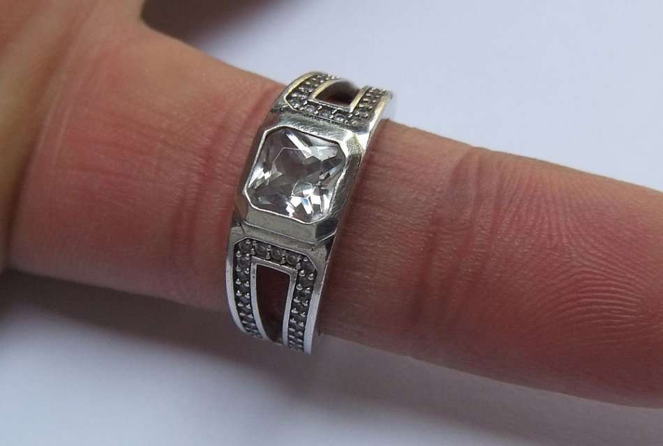 A STUNNING SOLID STERLING SILVER RING SET WITH OVER 40 FACETED CUBIC ZIRCONIAS !! GREAT CONDITION !!