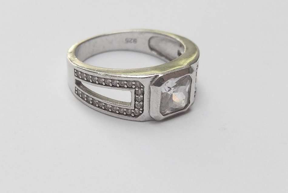 A STUNNING SOLID STERLING SILVER RING SET WITH OVER 40 FACETED CUBIC ZIRCONIAS !! GREAT CONDITION !!