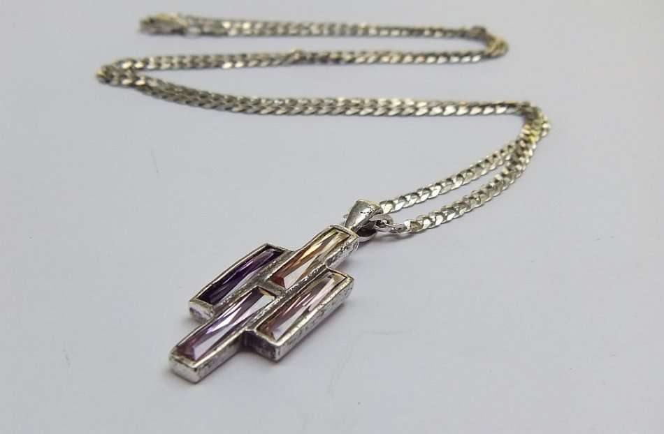 A GORGEOUS FACETED STONE SET STERLING SILVER PENDANT WITH A QUALITY STERLING SILVER NECKLACE !! WOW