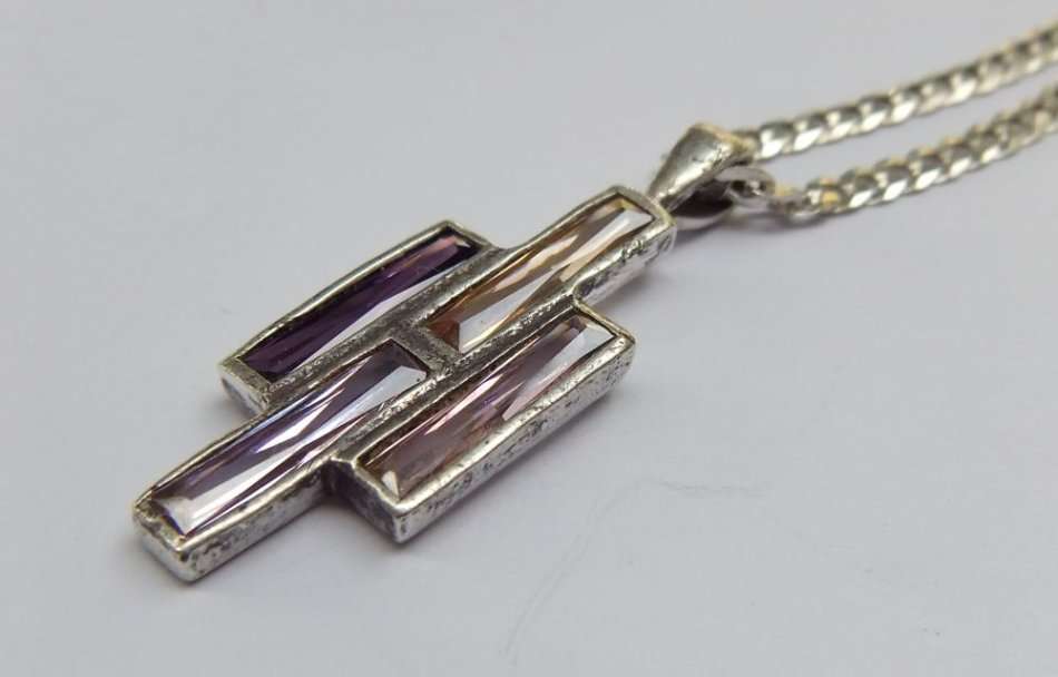 A GORGEOUS FACETED STONE SET STERLING SILVER PENDANT WITH A QUALITY STERLING SILVER NECKLACE !! WOW