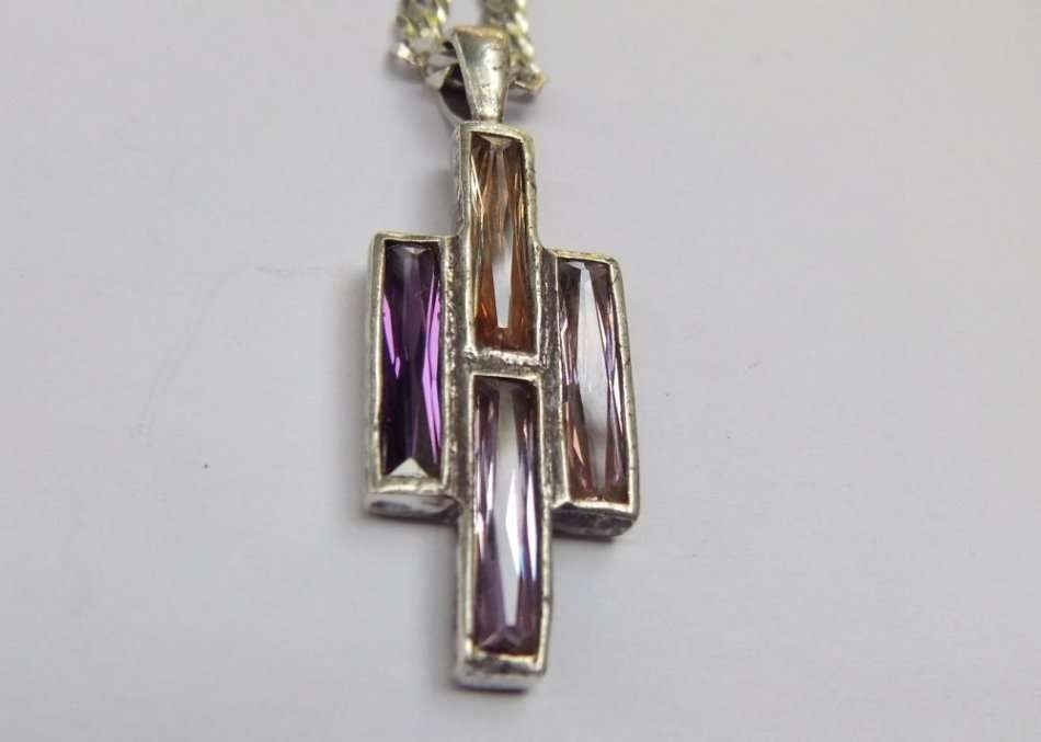 A GORGEOUS FACETED STONE SET STERLING SILVER PENDANT WITH A QUALITY STERLING SILVER NECKLACE !! WOW