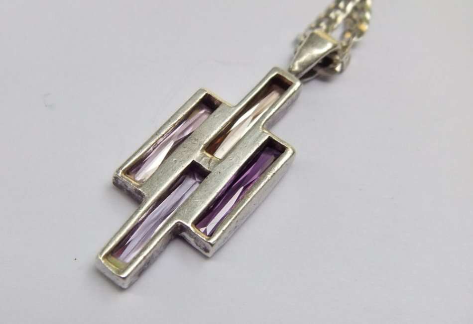 A GORGEOUS FACETED STONE SET STERLING SILVER PENDANT WITH A QUALITY STERLING SILVER NECKLACE !! WOW