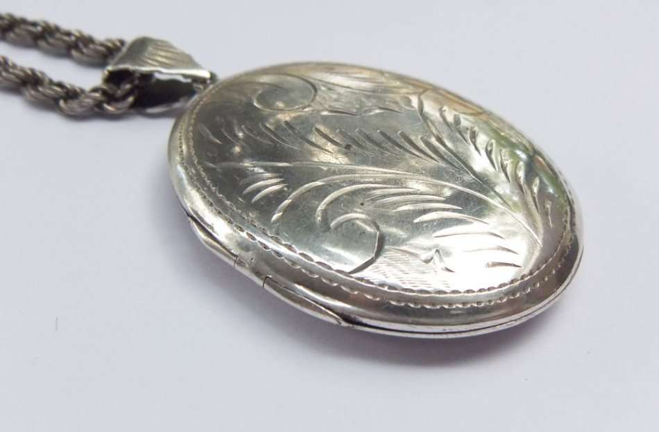 A MASSIVE VINTAGE STERLING SILVER LOCKET PENDANT WITH A LOVELY 64 CM STERLING SILVER NECKLACE !! WOW