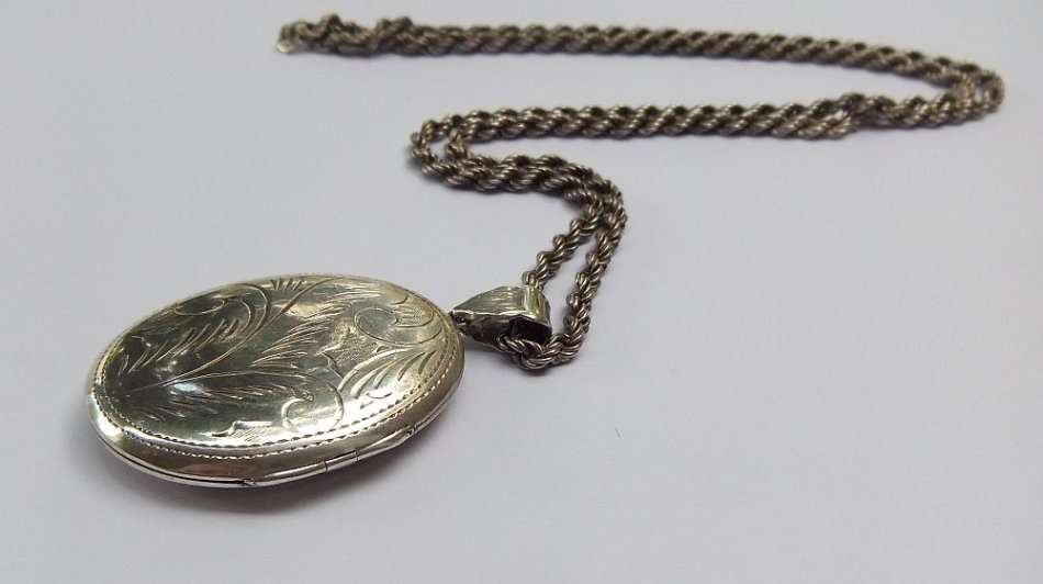A MASSIVE VINTAGE STERLING SILVER LOCKET PENDANT WITH A LOVELY 64 CM STERLING SILVER NECKLACE !! WOW