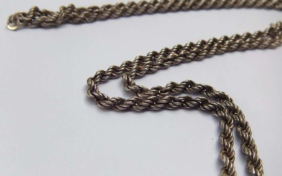 A MASSIVE VINTAGE STERLING SILVER LOCKET PENDANT WITH A LOVELY 64 CM STERLING SILVER NECKLACE !! WOW