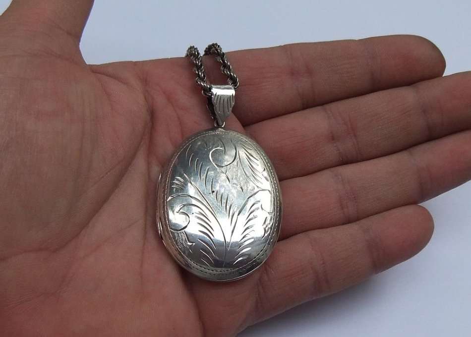 A MASSIVE VINTAGE STERLING SILVER LOCKET PENDANT WITH A LOVELY 64 CM STERLING SILVER NECKLACE !! WOW
