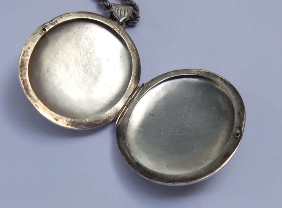 A MASSIVE VINTAGE STERLING SILVER LOCKET PENDANT WITH A LOVELY 64 CM STERLING SILVER NECKLACE !! WOW