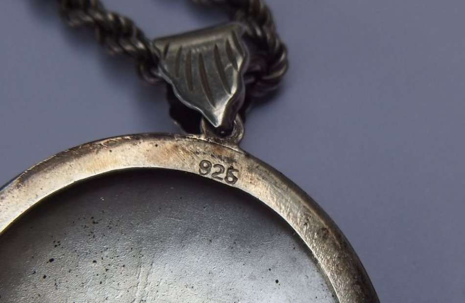 A MASSIVE VINTAGE STERLING SILVER LOCKET PENDANT WITH A LOVELY 64 CM STERLING SILVER NECKLACE !! WOW