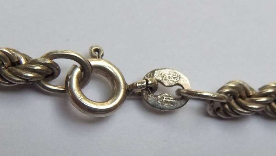 A MASSIVE VINTAGE STERLING SILVER LOCKET PENDANT WITH A LOVELY 64 CM STERLING SILVER NECKLACE !! WOW