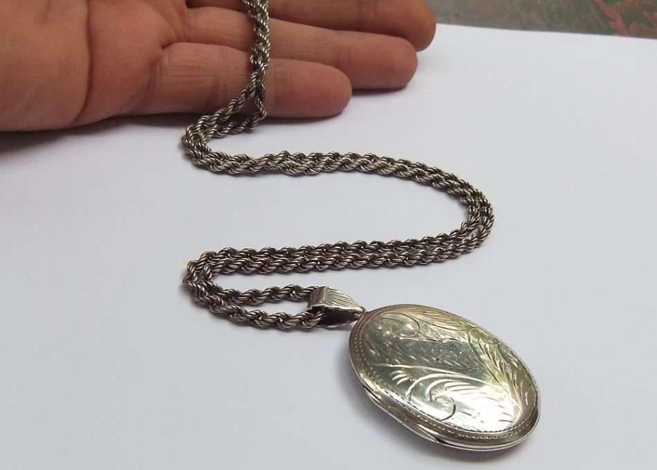 A MASSIVE VINTAGE STERLING SILVER LOCKET PENDANT WITH A LOVELY 64 CM STERLING SILVER NECKLACE !! WOW