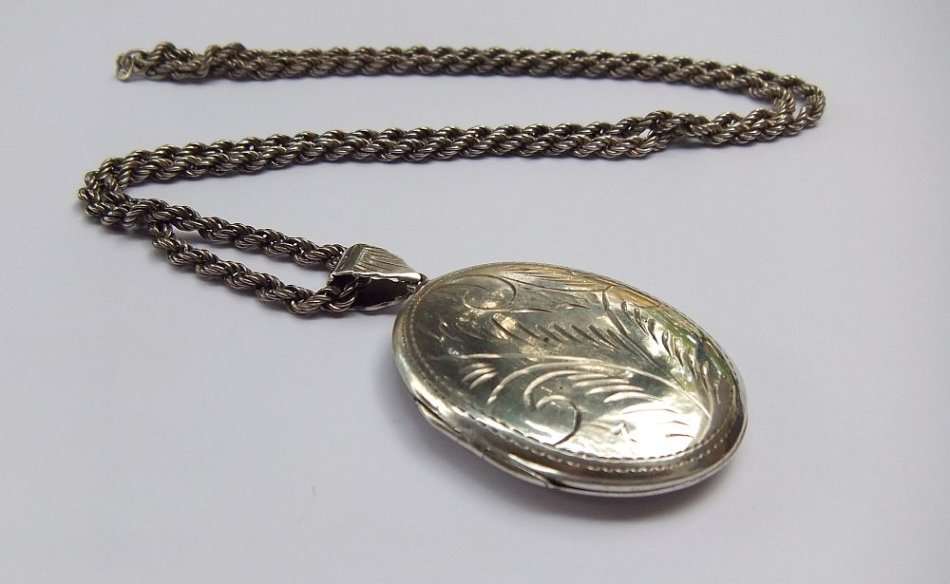 A MASSIVE VINTAGE STERLING SILVER LOCKET PENDANT WITH A LOVELY 64 CM STERLING SILVER NECKLACE !! WOW
