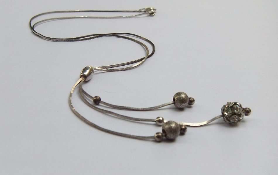 WOW !! A STUNNING AND STYLISH STERLING SILVER NECKLACE WITH 3 DECORATED TASSELS !! TAKE A LOOK !!