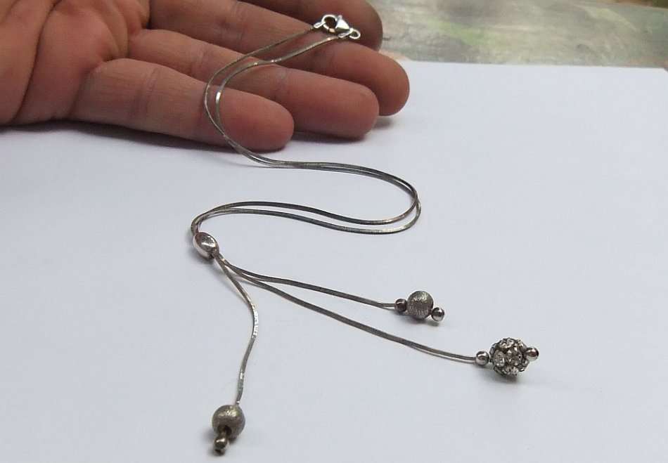 WOW !! A STUNNING AND STYLISH STERLING SILVER NECKLACE WITH 3 DECORATED TASSELS !! TAKE A LOOK !!