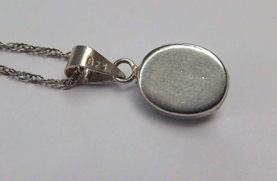 A LOVELY STERLING SILVER PENDANT SET WITH FASCINATING ADORNMENTS PLUS A STERLING SILVER NECKLACE !!