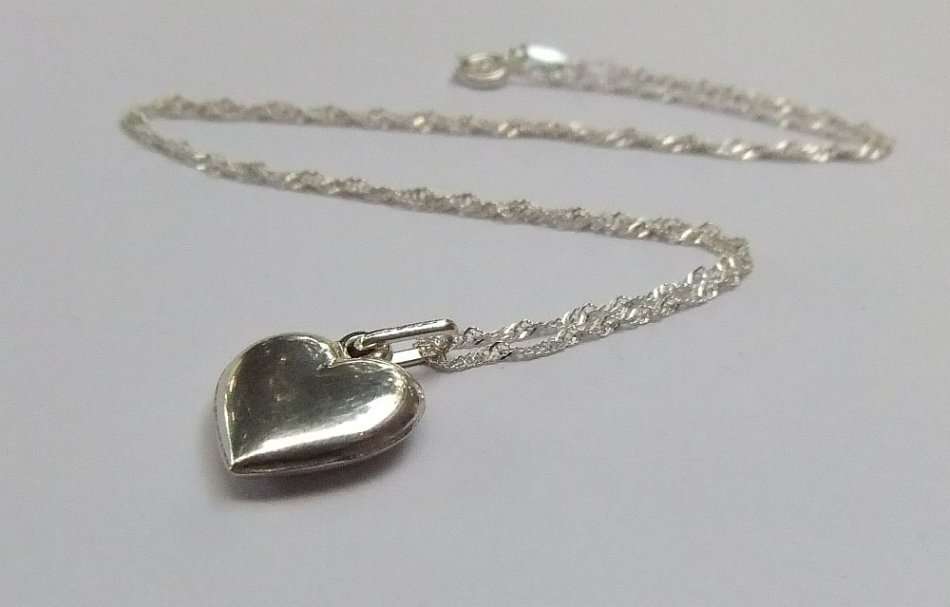AN ELEGANT BRAND NEW 42CM STERLING SILVER NECKLACE WITH A SOLID STERLING SILVER HEART PENDANT !! WOW