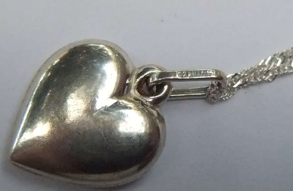 AN ELEGANT BRAND NEW 42CM STERLING SILVER NECKLACE WITH A SOLID STERLING SILVER HEART PENDANT !! WOW