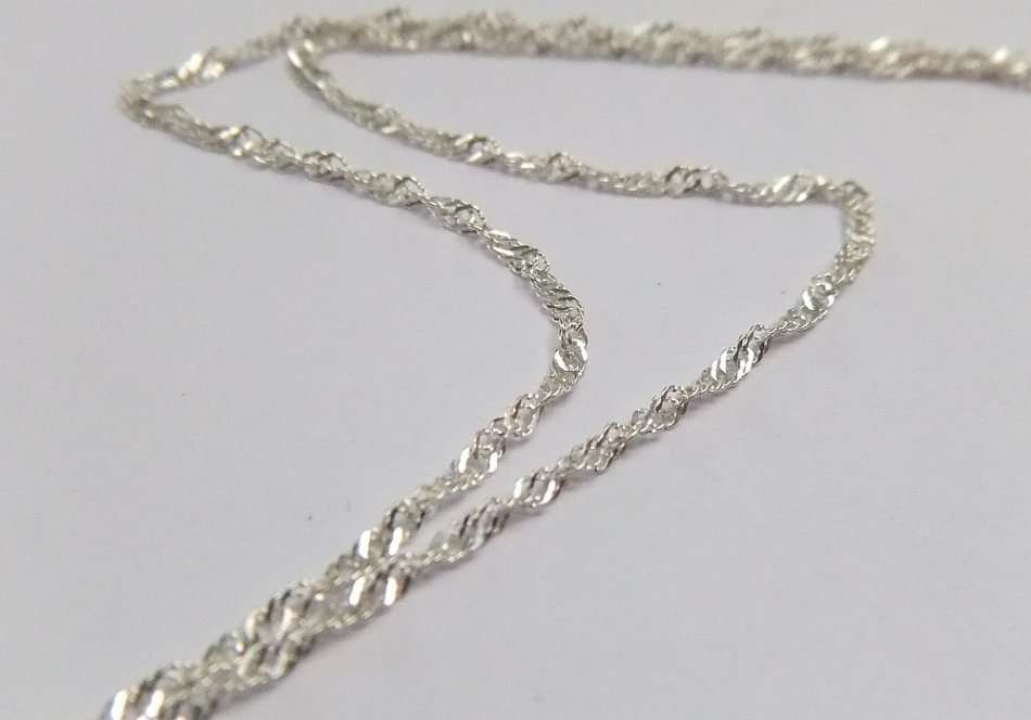 AN ELEGANT BRAND NEW 42CM STERLING SILVER NECKLACE WITH A SOLID STERLING SILVER HEART PENDANT !! WOW
