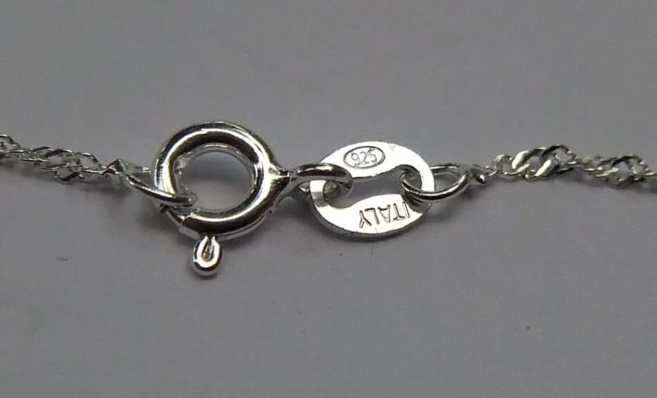 AN ELEGANT BRAND NEW 42CM STERLING SILVER NECKLACE WITH A SOLID STERLING SILVER HEART PENDANT !! WOW