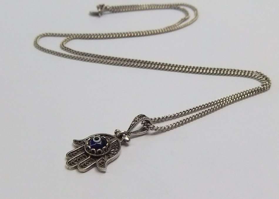 A GREAT QUALITY DESIGNER STERLING SILVER NECKLACE WITH A STERLING SILVER HINGED HAND PENDANT !! WOW