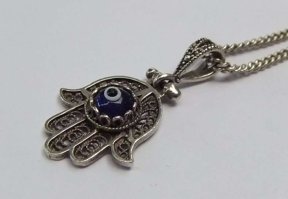 A GREAT QUALITY DESIGNER STERLING SILVER NECKLACE WITH A STERLING SILVER HINGED HAND PENDANT !! WOW