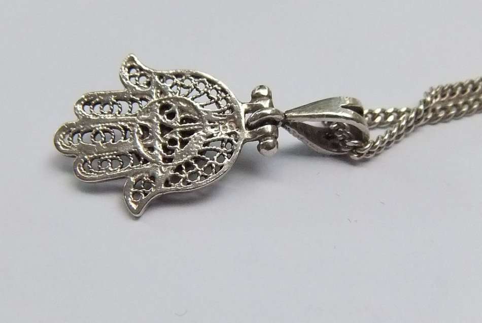 A GREAT QUALITY DESIGNER STERLING SILVER NECKLACE WITH A STERLING SILVER HINGED HAND PENDANT !! WOW