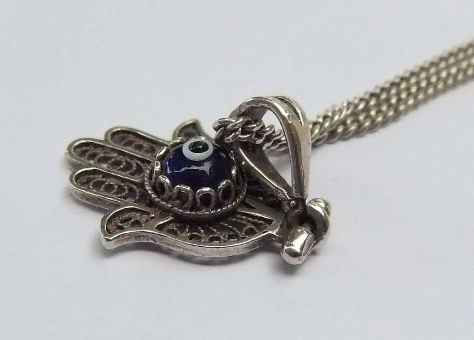 A GREAT QUALITY DESIGNER STERLING SILVER NECKLACE WITH A STERLING SILVER HINGED HAND PENDANT !! WOW