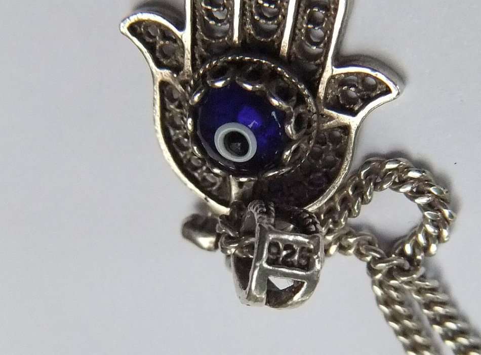 A GREAT QUALITY DESIGNER STERLING SILVER NECKLACE WITH A STERLING SILVER HINGED HAND PENDANT !! WOW