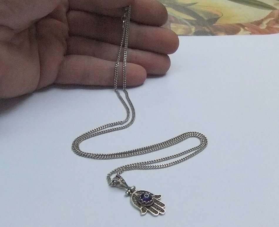 A GREAT QUALITY DESIGNER STERLING SILVER NECKLACE WITH A STERLING SILVER HINGED HAND PENDANT !! WOW