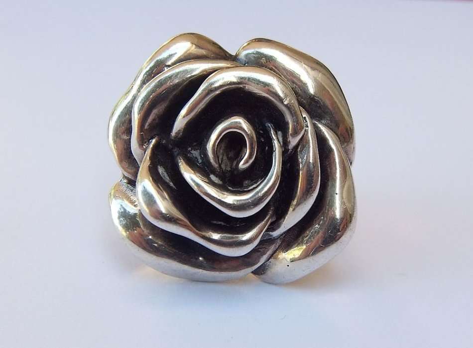 A STERLING SILVER LARGE ROSE FORM RING - STAMPED AND TESTED