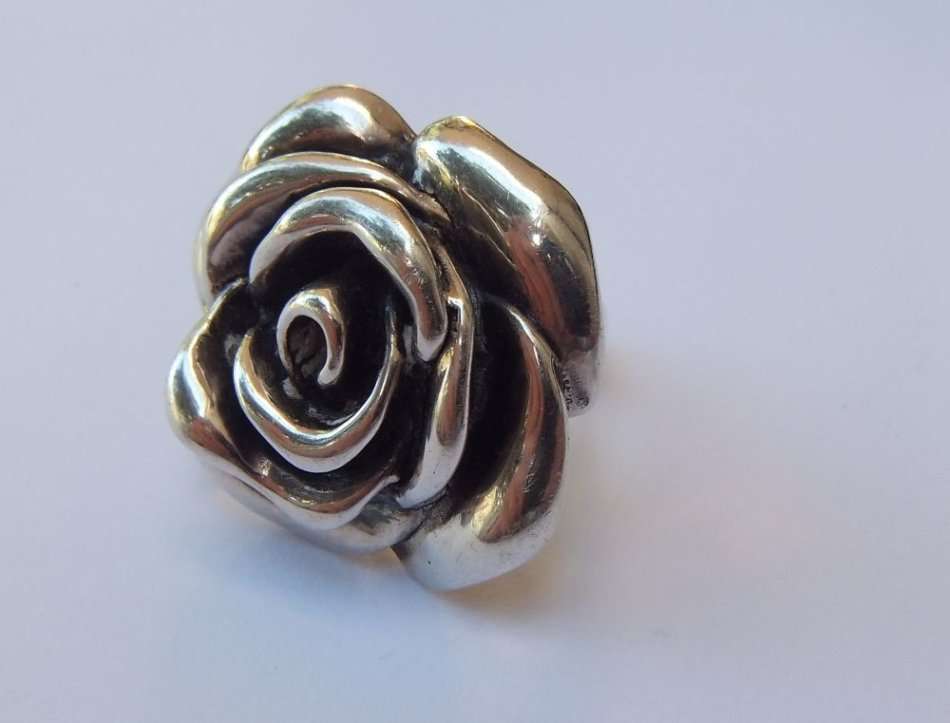 A STERLING SILVER LARGE ROSE FORM RING - STAMPED AND TESTED