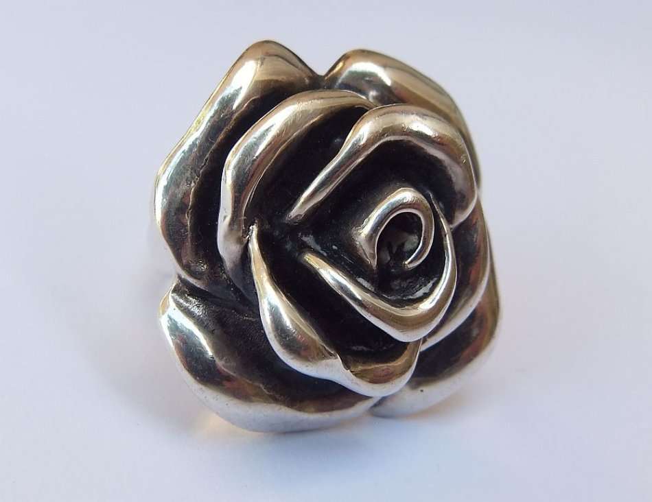A STERLING SILVER LARGE ROSE FORM RING - STAMPED AND TESTED