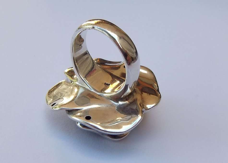 A STERLING SILVER LARGE ROSE FORM RING - STAMPED AND TESTED