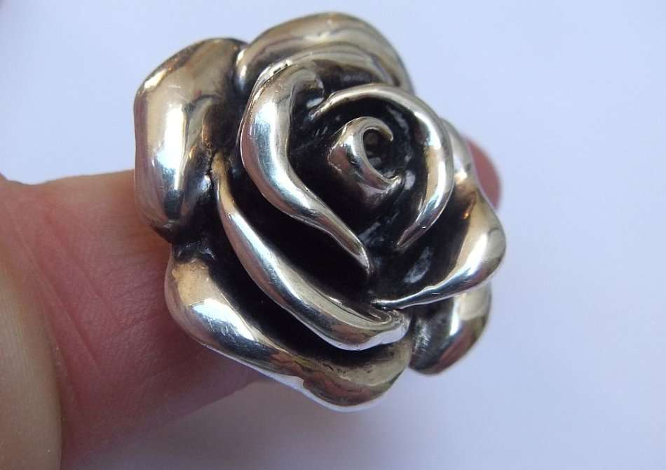 A STERLING SILVER LARGE ROSE FORM RING - STAMPED AND TESTED