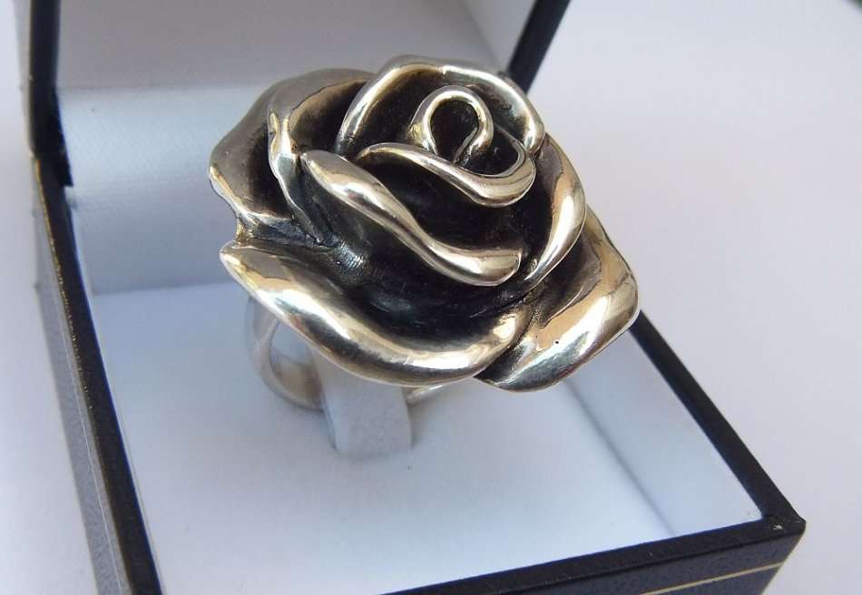 A STERLING SILVER LARGE ROSE FORM RING - STAMPED AND TESTED