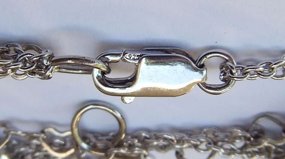 A SOLID STERLING SILVER BRACELET WITH FACETED CZ SET FLORAL FEATURE - STAMPED AND TESTED