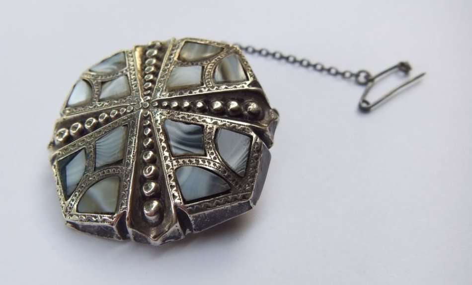 A SUPER RARE ANTIQUE VICTORIAN SCOTTISH SILVER AND AGATE BROOCH WITH SAFETY CHAIN