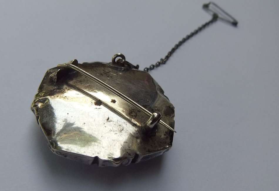 A SUPER RARE ANTIQUE VICTORIAN SCOTTISH SILVER AND AGATE BROOCH WITH SAFETY CHAIN