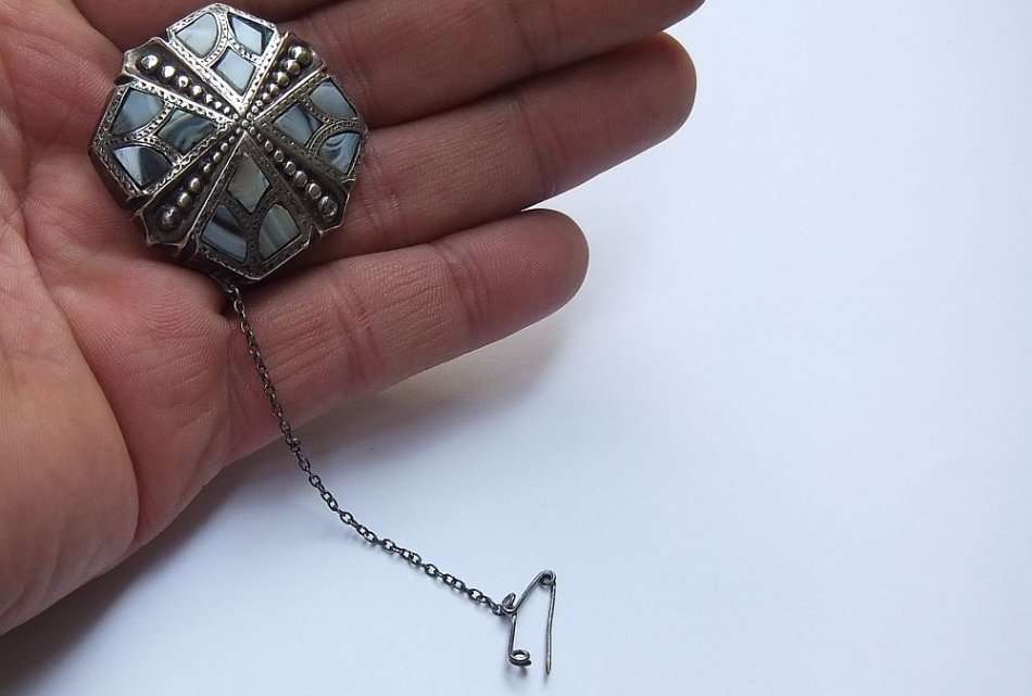 A SUPER RARE ANTIQUE VICTORIAN SCOTTISH SILVER AND AGATE BROOCH WITH SAFETY CHAIN