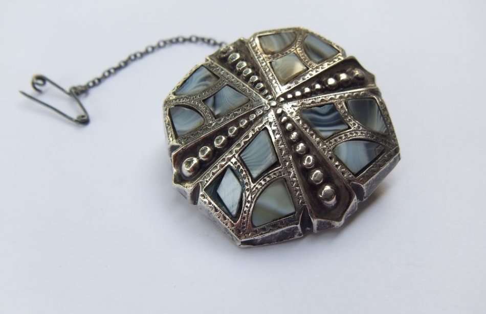 A SUPER RARE ANTIQUE VICTORIAN SCOTTISH SILVER AND AGATE BROOCH WITH SAFETY CHAIN