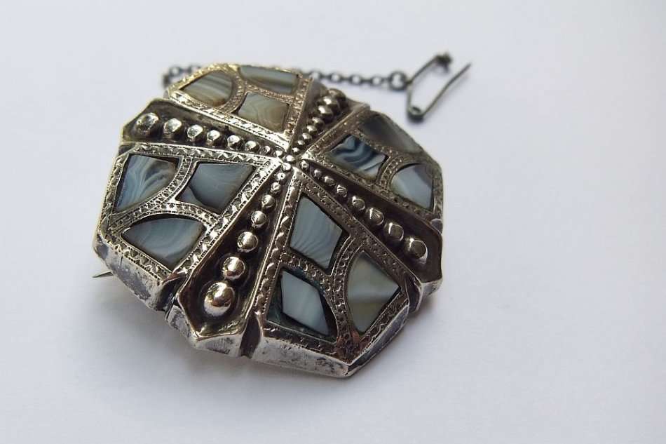 A SUPER RARE ANTIQUE VICTORIAN SCOTTISH SILVER AND AGATE BROOCH WITH SAFETY CHAIN