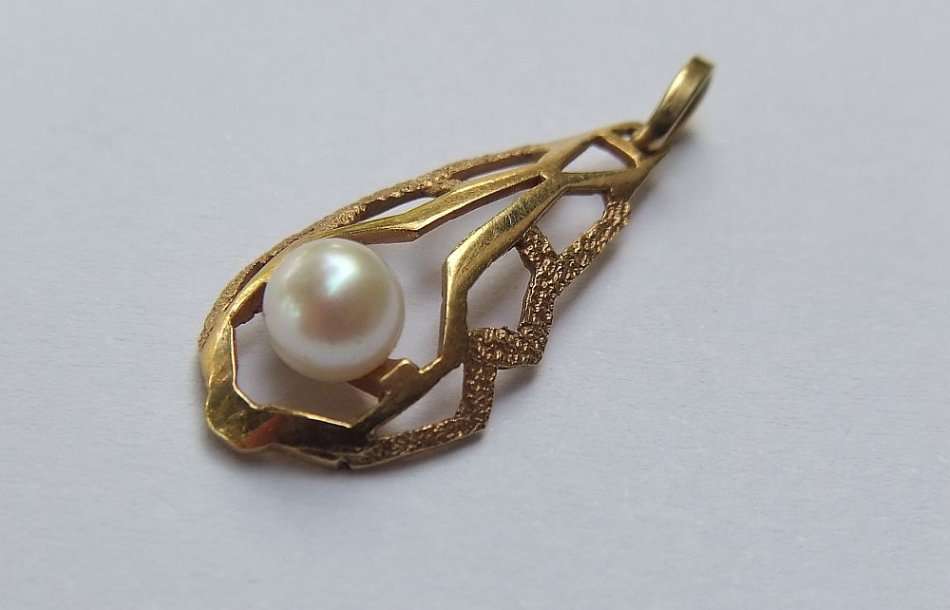 A VINTAGE SOLID 14CT GOLD AND GENUINE SEA PEARL PENDANT - EXCELLENT CONDITION - STAMPED AND TESTED