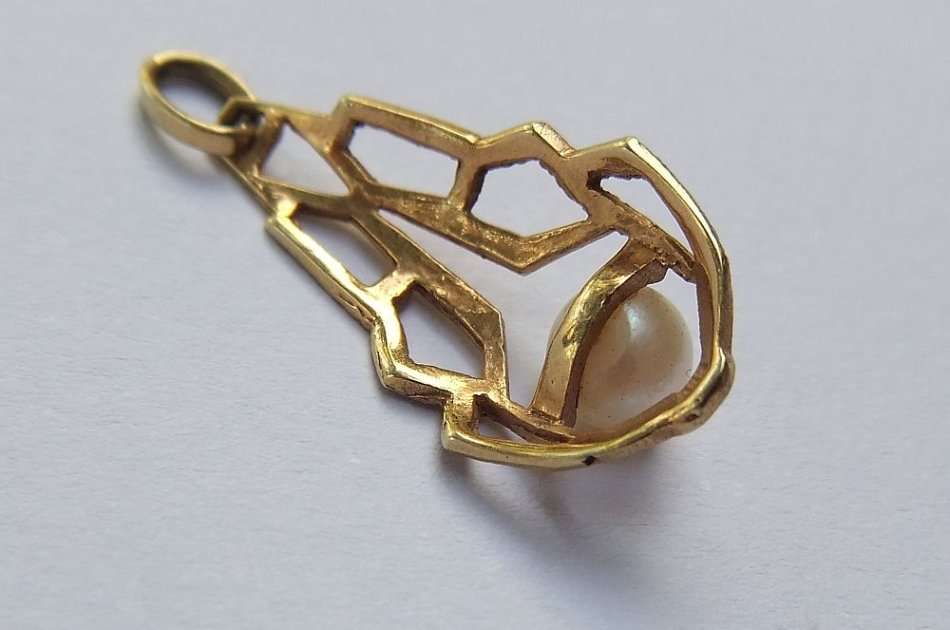 A VINTAGE SOLID 14CT GOLD AND GENUINE SEA PEARL PENDANT - EXCELLENT CONDITION - STAMPED AND TESTED