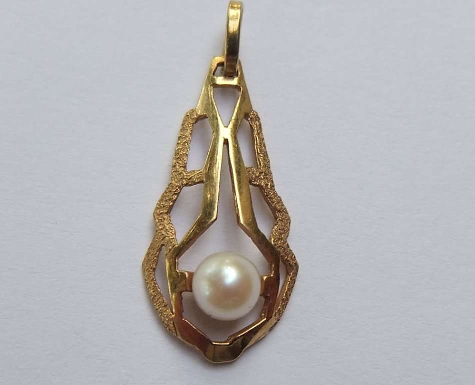 A VINTAGE SOLID 14CT GOLD AND GENUINE SEA PEARL PENDANT - EXCELLENT CONDITION - STAMPED AND TESTED