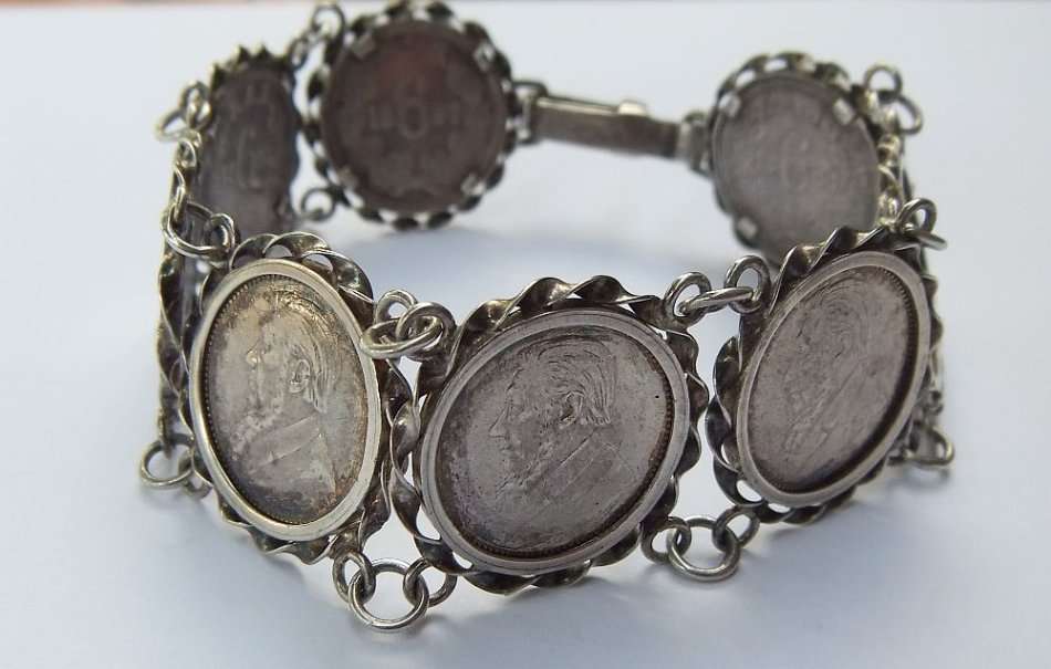 A SUPER RARE OLD SOLID STERLING SILVER " PAUL KRUGER " Z.A.R COIN BRACELET IN EXCELLENT CONDITION