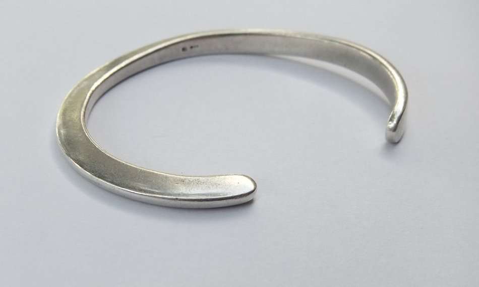 A HIGH QUALITY DESIGNER STAMPED HALLMARKED STERLING SILVER CUFF BANGLE - STAMPED AND TESTED