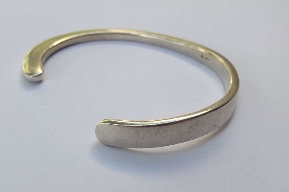 A HIGH QUALITY DESIGNER STAMPED HALLMARKED STERLING SILVER CUFF BANGLE - STAMPED AND TESTED