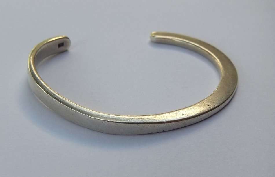 A HIGH QUALITY DESIGNER STAMPED HALLMARKED STERLING SILVER CUFF BANGLE - STAMPED AND TESTED