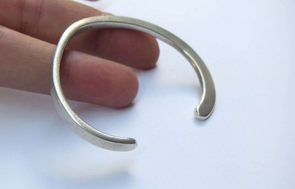A HIGH QUALITY DESIGNER STAMPED HALLMARKED STERLING SILVER CUFF BANGLE - STAMPED AND TESTED