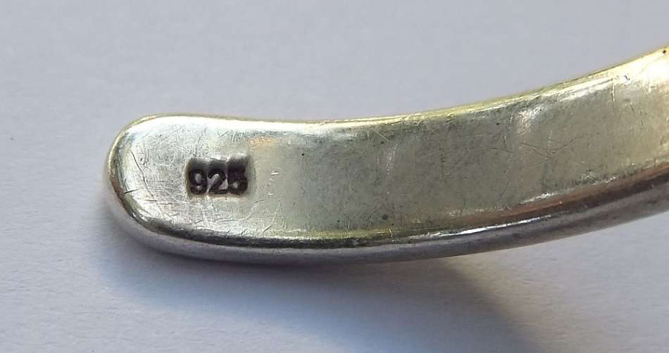 A HIGH QUALITY DESIGNER STAMPED HALLMARKED STERLING SILVER CUFF BANGLE - STAMPED AND TESTED