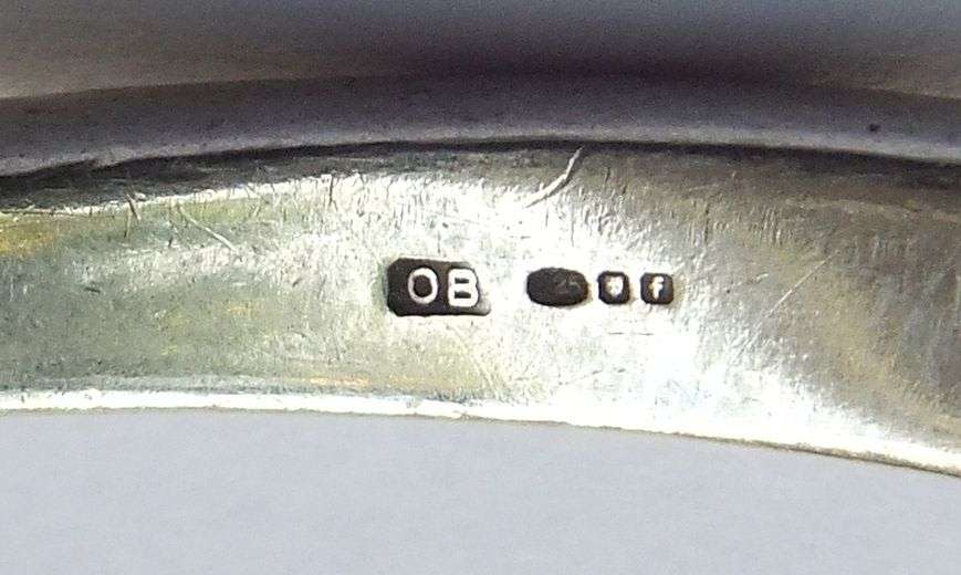 A HIGH QUALITY DESIGNER STAMPED HALLMARKED STERLING SILVER CUFF BANGLE - STAMPED AND TESTED